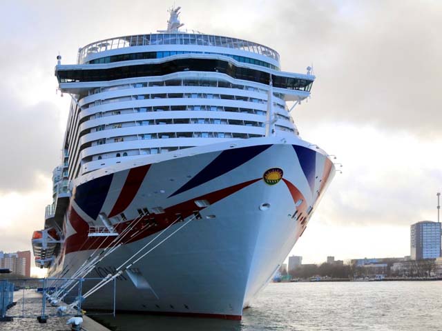 Cruiseschip ms Iona van P&O aan de Cruise Terminal Rotterdam